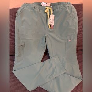 M_CAIRO SLIM FREEX LINED TALL
CARGO PANT
M23SW2005T FIGS MENS LARGE!